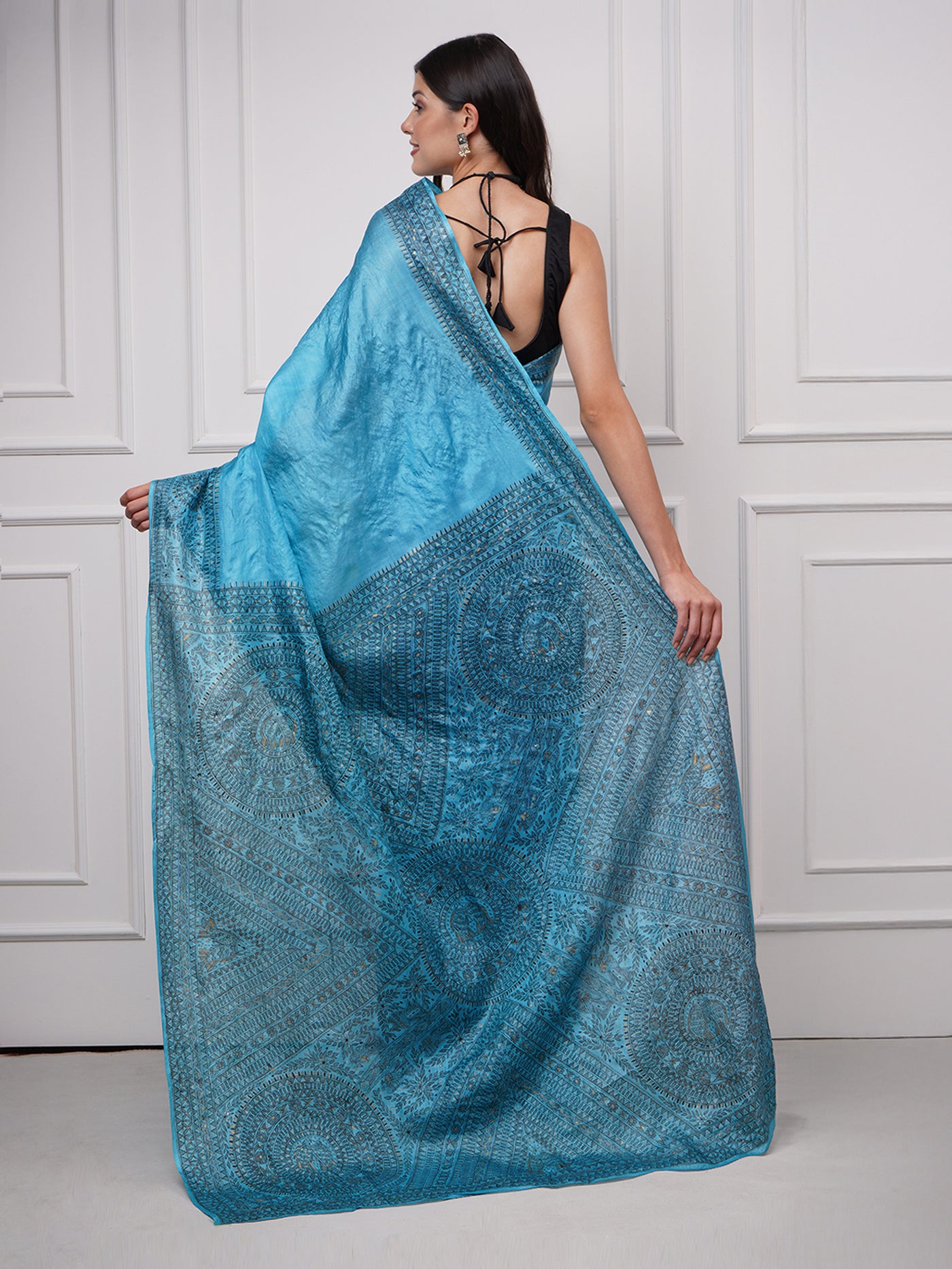 Full back view of Neelambara – Azure Madhubani Silk Saree by Zahrat featuring the elaborately hand-painted storytelling pallu and traditional Mithila artwork.
