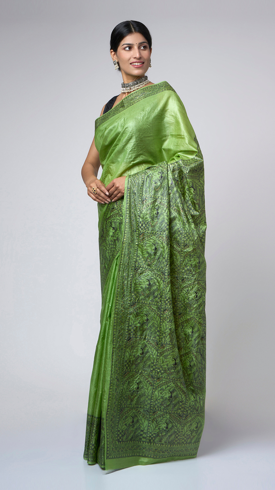 Left side view of Naqsh-e-Zumurrud emerald Tussar silk saree showcasing the hand-painted Madhubani pallu. 