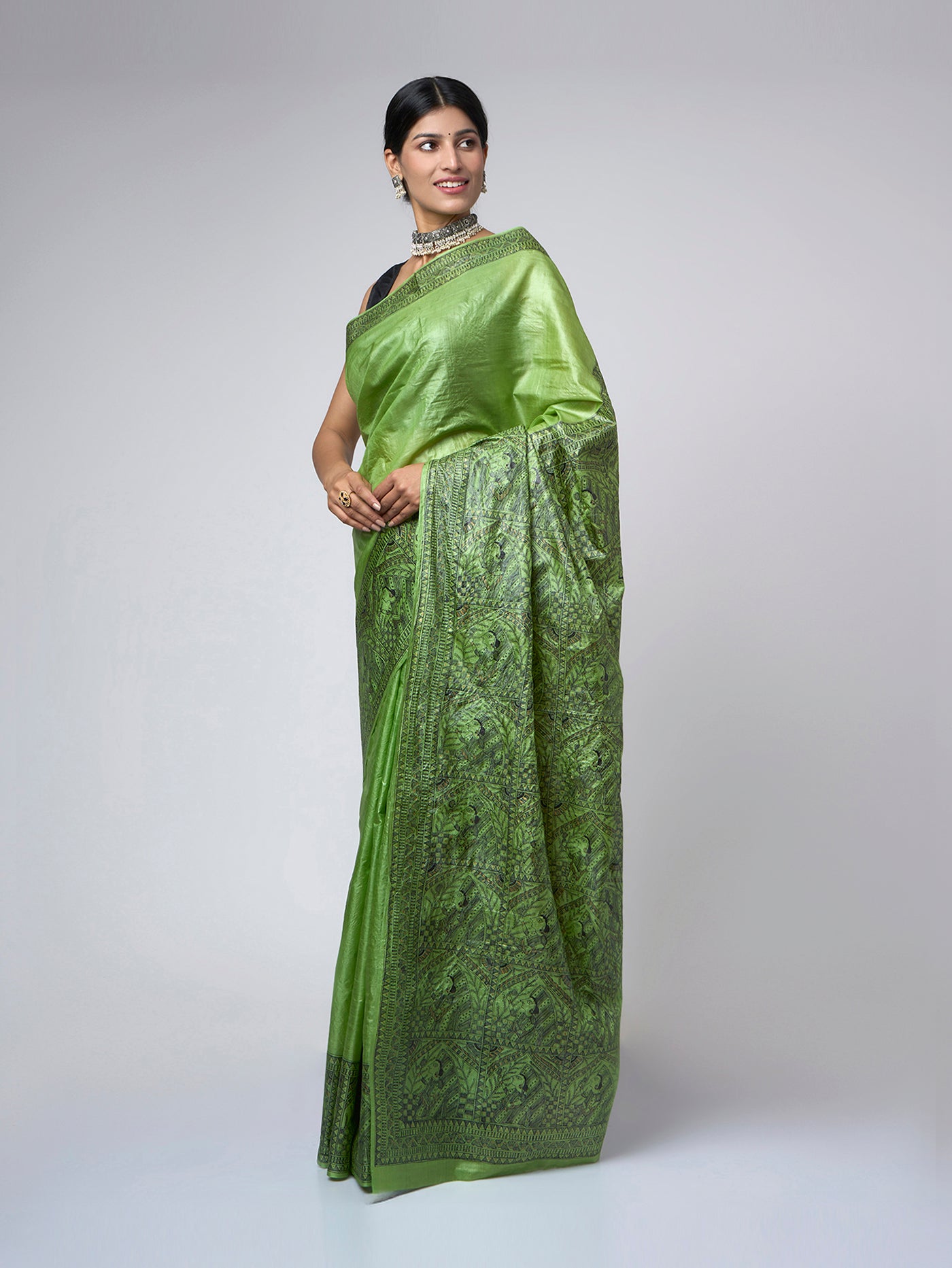 Left side view of Naqsh-e-Zumurrud emerald Tussar silk saree showcasing the hand-painted Madhubani pallu. 
